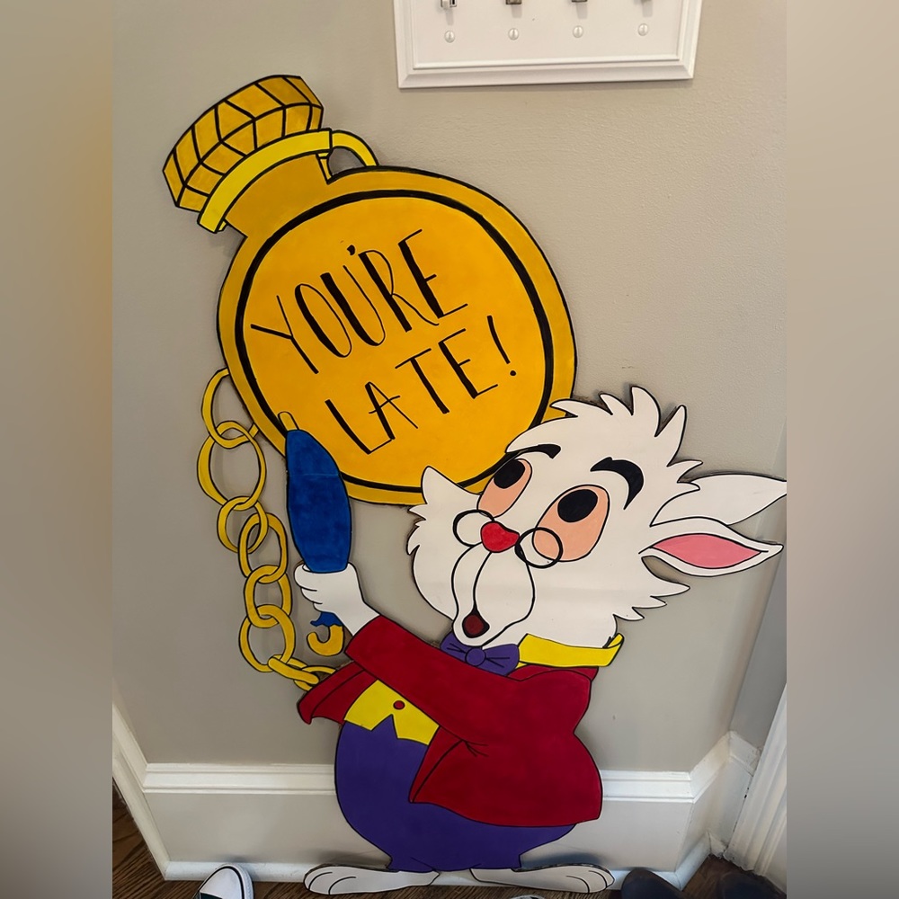 Alice in onederland- white rabbit character